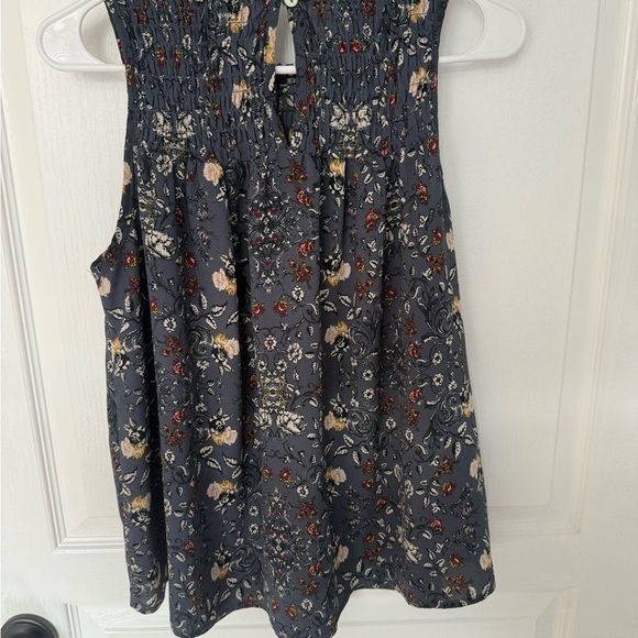 Elegant Floral Sleeveless Blouse - Black - Picture 5 of 8